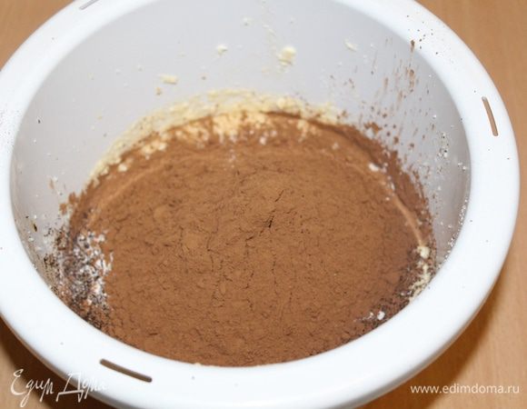 Добавить какао и все другие сухие ингредиенты, перемешать.