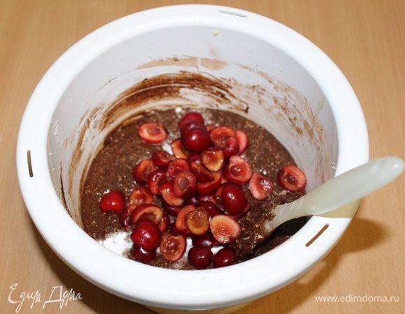 Добавить половину ягод, перемешать.