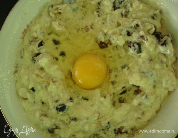 К мучной смеси добавить грецкие орехи, влить теплую воду и подсолнечное масло, перемешать. Добавить финики и яйцо, еще раз все тщательно перемешать.