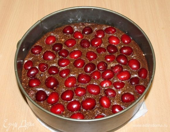 Выложить тесто в смазанную форму 24 см. Выложить сверху ягоды и немного вдавить их пальцами в тесто.