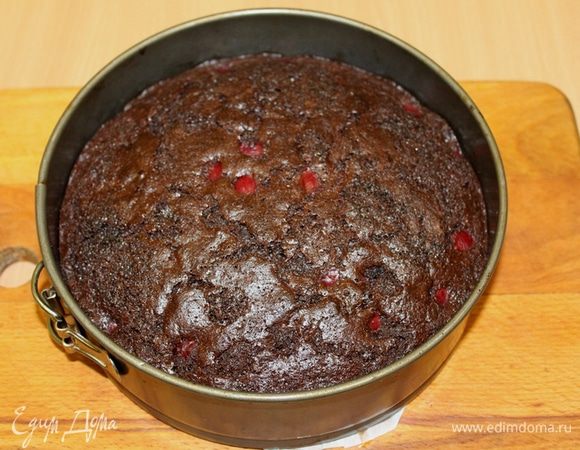 Отправить кекс в разогретую до 180°С духовку и выпекать минут 40-50 .