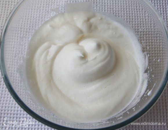 4 яичных белка взбить до пышной пены, добавить 3 ст. л. сахара, взбить до устойчивой пены.