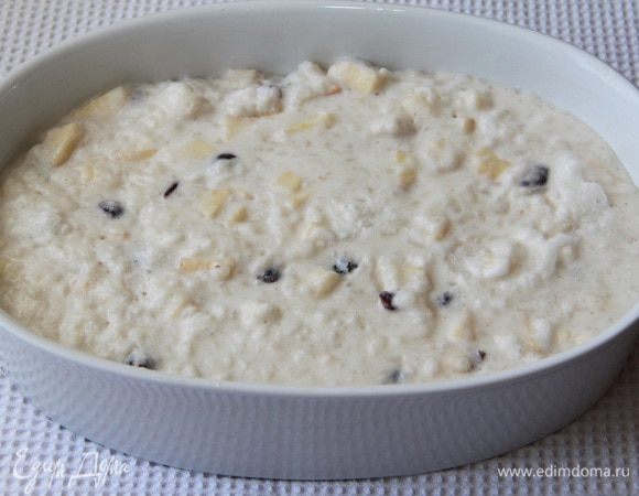 Соединить рисовую массу со взбитыми белками, аккуратно перемешать. Выложить в огнеупорную форму, смазанную маслом.