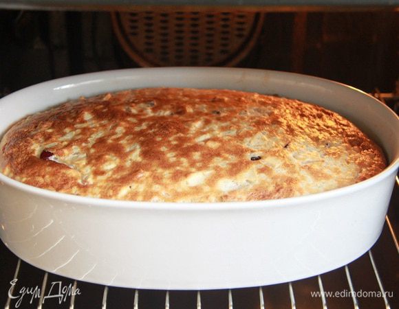 Выпекать пудинг в предварительно разогретой до 180°С духовке примерно 40 минут.