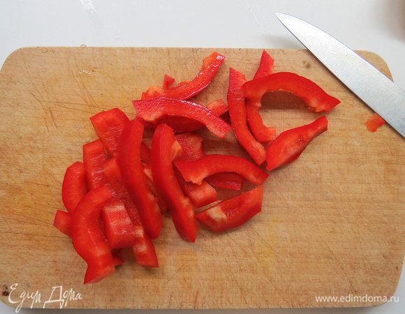 Красный перец нарезать соломкой.