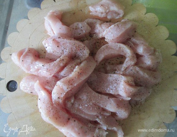 Куриное мясо нарезать тонкими полосками, посолить, поперчить и отбить с двух сторон.
