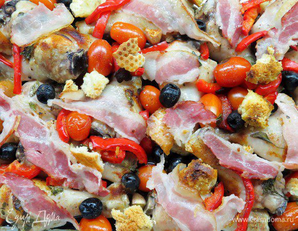 Затем достать и положить на каждую ножку по кусочку бекона и отправить в духовку еще на 15 минут. 
