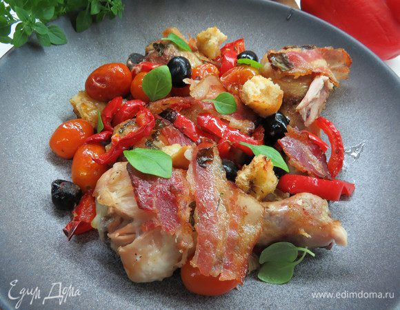 Наше блюдо готово. Сочная курочка в беконе, чиабатта с хрустящей корочкой, ароматный чеснок, сочные помидоры — вся эта вкуснятина буквально тает во рту! 
