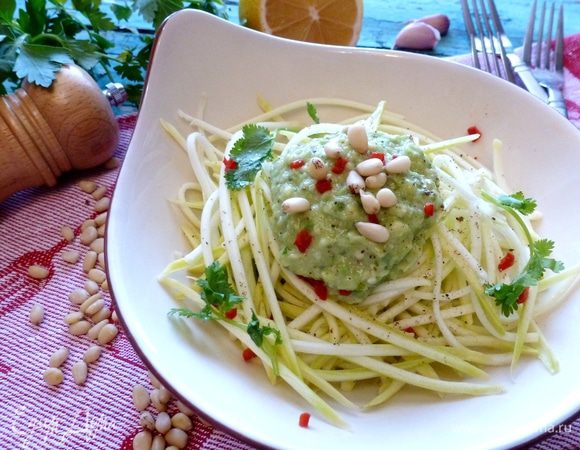 Есть два способа употребления «спагетти». Можно посолить и откинуть кабачковую соломку на сито, чтобы стекла жидкость. А затем заправить соусом из авокадо. А можно сразу заправить соусом. Я пробовала и так, и так и особого различия не заметила. Поэтому сейчас сразу заправляю кабачковую соломку авокадовым соусом. 