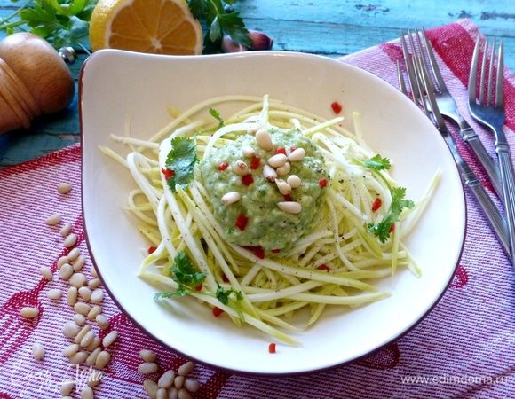 Подаем, присыпав сверху кедровыми орешками и листиками кинзы. Приятного аппетита!