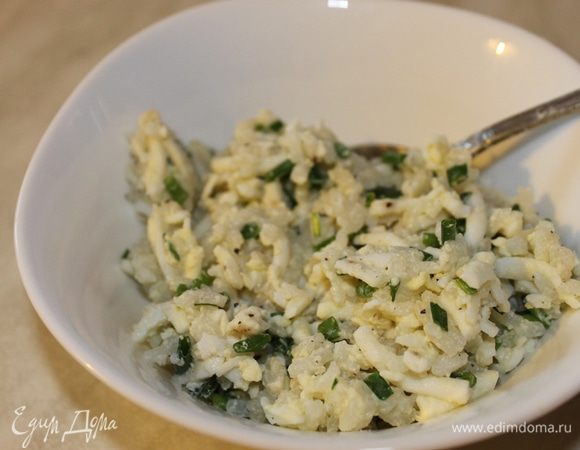 Замесите тесто. Все продукты должны быть комнатной температуры. Этот рецепт теста очень удобен тем, что его можно приготовить заранее и держать в холодильнике в течение суток, т.к. подходить оно будет в нем. Я его всегда считала палочкой-выручалочкой. Готово оно будет уже через 2,5 часа, но выпекать можно и погодя.
Дрожжи раскрошите, добавьте к ним немного теплой воды, по ложке сахара и муки, размешайте. Поставьте в теплом месте, чтобы дрожжи «ожили». Можно использовать сухие дрожжи (11 г), которые перемешиваются с мукой. Для теста возьмите 3 яйца, разболтайте с сахаром, солью и добавьте  кефир. Влейте растопленное сл. масло и растительное. К этой смеси добавьте «ожившие» дрожжи и постепенно вмешивайте просеянную муку. Замечу, что количество муки указано условно, т.к. ее может понадобиться больше или меньше. Тесто, которое вы замесите, должно быть очень мягким, липнущим к рукам. Если указанного количества много, не добавляйте, оставьте тесто таким, как я сказала. Емкость с тестом накройте крышкой и поставьте в холодильник. 
Приготовьте начинку. Яйца и рис необходимо отварить. Лук нарежьте, добавьте отваренные яйца, по желанию можно добавить отваренный рис. Посолите и поперчите на ваш вкус начинку. Все готово, осталось дождаться, когда тесто подойдет.