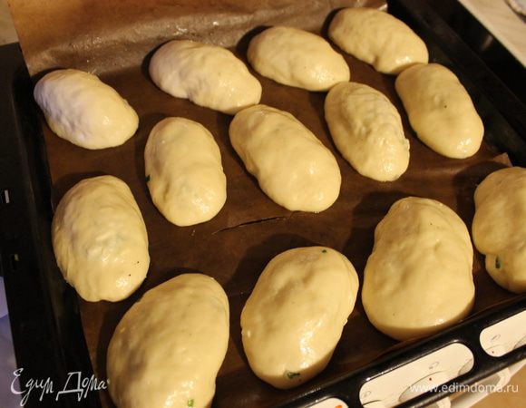 Поставьте противень с пирожками в теплом месте для подъема, перед выпечкой смажьте их яйцом и отправляйте в горячую духовку. Выпекайте пирожки при температуре 200°С до готовности.