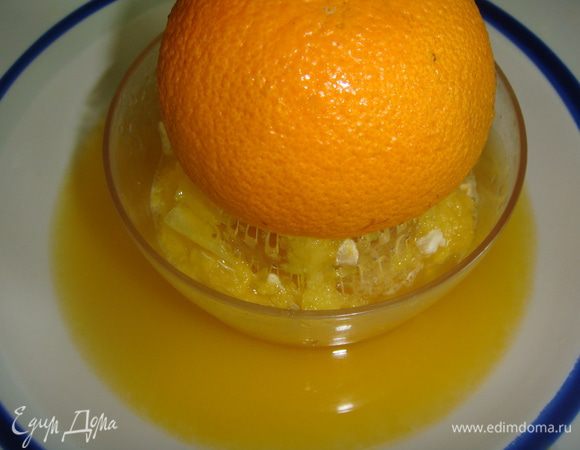 Из апельсинов выжать сок. У меня получилось 200 мл сока.