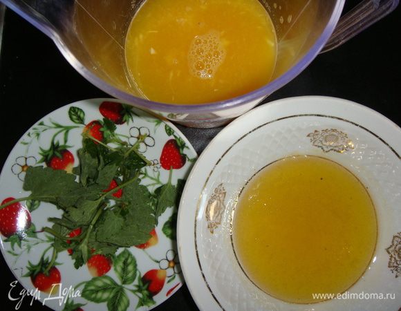 Листочки мелиссы помыть, обсушить и размять руками. В кувшине соединить апельсиновый сок, мед, мелиссу и очищенную, фильтрованную воду, размешать до растворения меда. Дать настояться 30 минут.