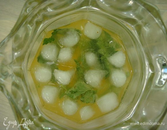 Перед подачей в кувшин добавить кубики льда. Разлить напиток по стаканам и наслаждаться приятным вкусом! 