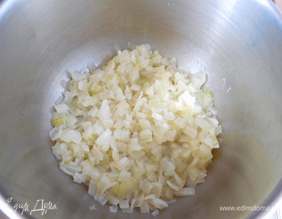 Поставить на средний огонь небольшую кастрюлю с водой для варки риса (воды должно быть не меньше 1 л). Пока закипает вода, приступим к приготовлению лукового мармелада. Лук очистить и нарезать мелким кубиком.   
На слабом огне в небольшой кастрюле с толстым дном нагреть 0,5 ст. л. растительного масла и добавить нарезанный лук. Добавить шепотку соли, готовить пару минут, пока из лука не начнет выделяться сок. Затем добавить 3 ст. л. воды и тушить под крышкой 30 мин., иногда помешивая, пока лук не станет очень мягким.