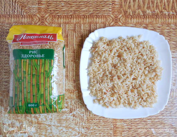 Тем временем вода для варки риса закипела. Добавить в воду соль, промытый рис Здоровье ТМ «Националь» и варить 15 мин., изредка помешивая. Затем рис откинуть на сито и разложить на плоской тарелке, чтобы подсох.