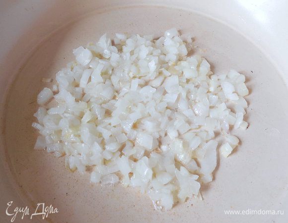 Приступим к приготовлению ризотто. Бульон довести до кипения и держать на слабом огне. Лук нарезать более мелким кубиком, чем для мармелада. На слабом огне в сотейнике нагреть 0,5 ст. л. раст. масла, добавить лук и готовить 5 мин., пока лук не станет прозрачным и не смягчится (но лук не должен стать коричневым).