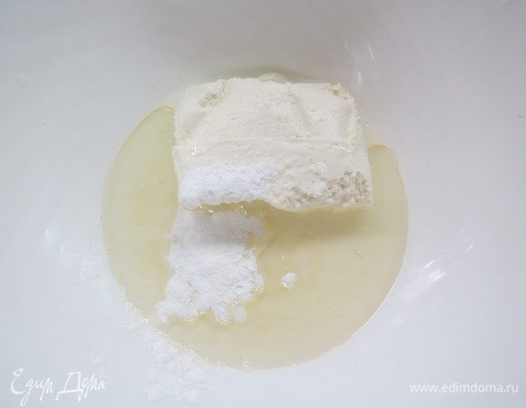 Готовим творожное тесто для основы. В миску кладем творог, добавляем растительное масло и молоко. Размешиваем вилкой до однородности.