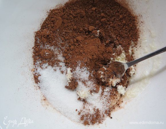 Добавляем сахар, ванильный сахар, просеянное какао и разрыхлитель. Вымешиваем.