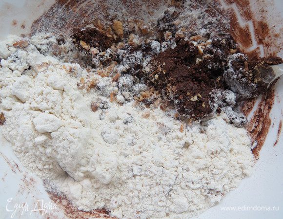 Затем добавляем просеянную муку и рубленые грецкие орехи. Вымешиваем до тех пор, пока тесто не соберется в шар. При необходимости можно добавить еще 1 ст. л. молока. Шар обматываем пленкой и убираем в холодильник на полчаса.