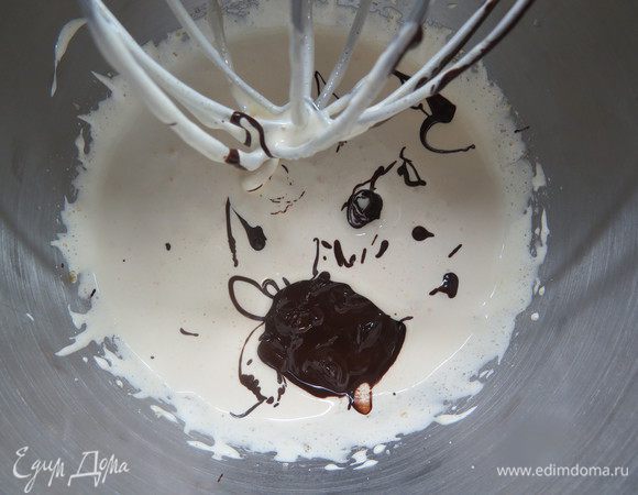 125 г темного шоколада топим в микроволновке (у меня на это уходит пара минут при мощности 360 Вт, для равномерного нагрева периодически помешивайте шоколад). Добавляем растопленный шоколад во взбитые желтки. Вымешиваем на средней скорости миксера.
