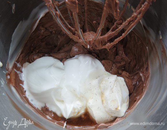 Далее частями добавляем маскарпоне (желательно комнатной температуры), вымешиваем на средней скорости.