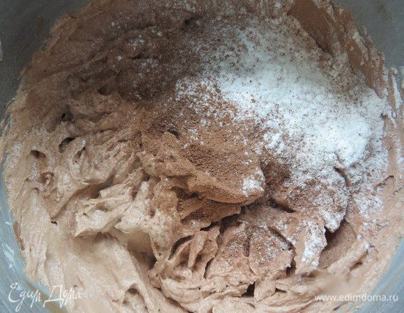В конце добавляем просеянные муку и какао.