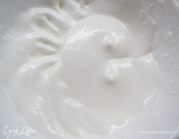 Белки взбиваем в пышную пену, в несколько приемов добавляем 40 г сахара и взбиваем до устойчивых пиков.