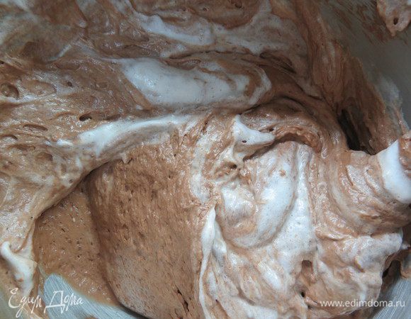 Аккуратно лопаткой вмешиваем меренгу в шоколадную массу.