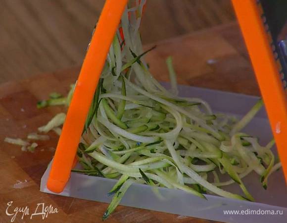 Цукини натереть на крупной терке.