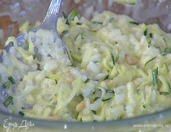 Натертый цукини соединить с сыром, половиной кедровых орехов, зеленым луком и яйцами, влить сливки, все посолить, поперчить и перемешать, затем добавить рис еще раз перемешать.