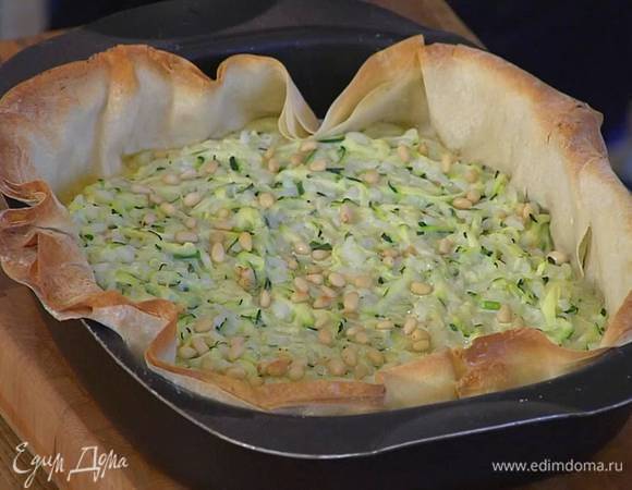 В центр тарта выложить начинку, посыпать оставшимися орехами и запекать в разогретой духовке 25 минут.