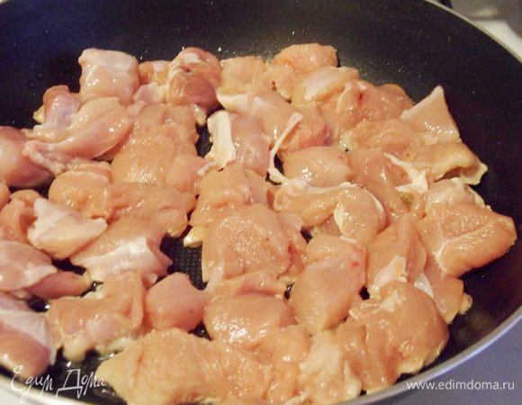 Выложить на разогретую с растительным маслом сковороду.