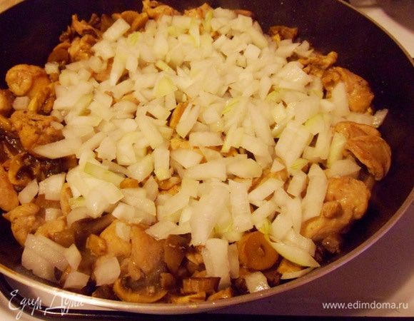 После того, как выпарится весь сок, добавить лук.