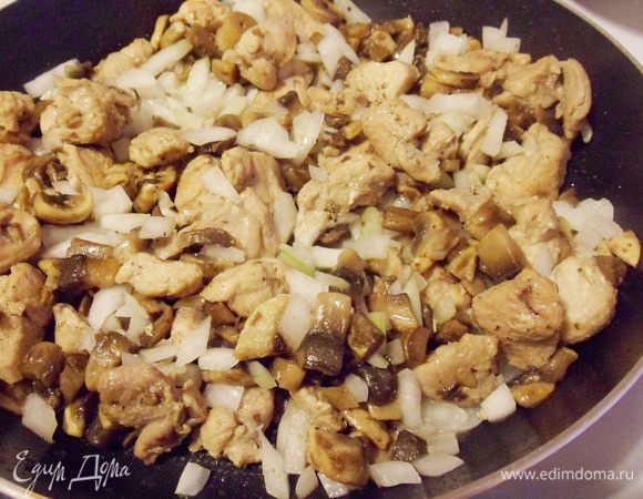 Перемешать, добавить соль, перец и жарить до готовности.