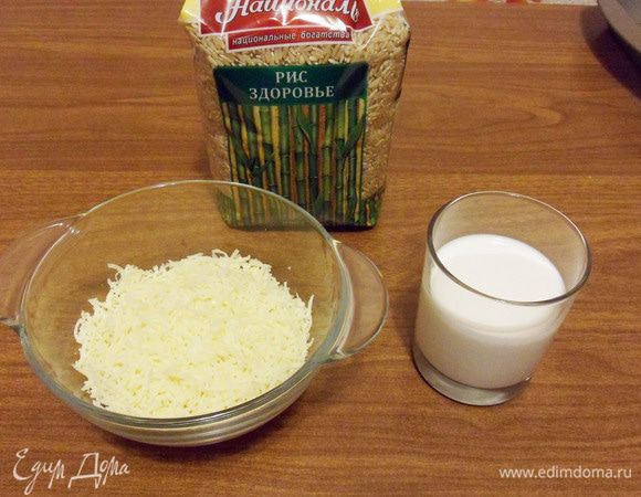 Твердый сыр натереть на мелкой терке, влить сливки, посолить и поперчить по вкусу.