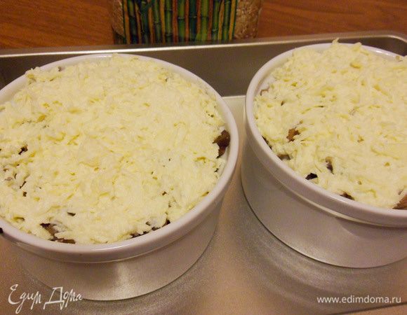 Запекать в предварительно разогретой духовке 20 минут при температуре 180°С до румяной сырной корочки.