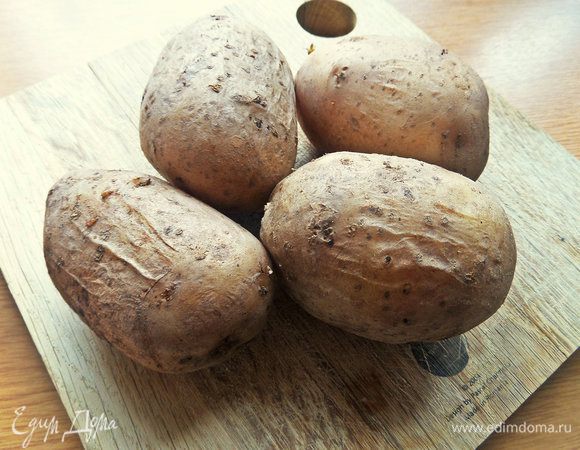 Средние картофелины отварить, но чуть не доварить.