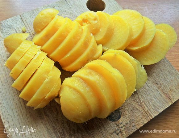 Нарезать толстыми ломтиками.