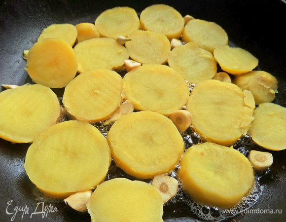 Выложить в сковороду с разогретым маслом.