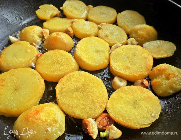 Обжарить с двух сторон вместе с чесноком. У меня его много, так как весной-летом он совсем не ядреный, тем более при жарке острота гасится.