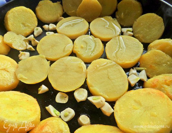 Сразу весь картофель не вошел, поэтому я жарила партиями.