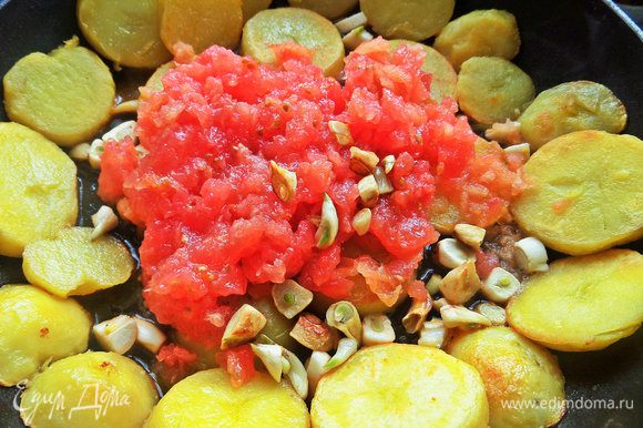 Выложить томатную кашу в картофель.
