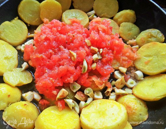 Выложить томатную кашу в картофель.