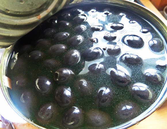 Маслины отделить от рассола. Если есть косточки, вынуть.