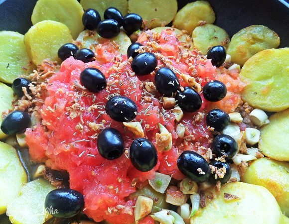 А также розмарин. Перемешать, продолжая держать на огне.