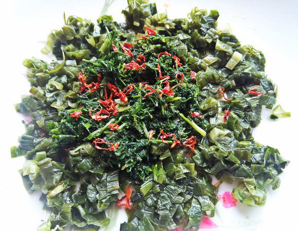 Переходим к рыбе. Делаем зеленую шубку. У меня зелень размороженная. Сушеный чили стригу тонко ножницами.