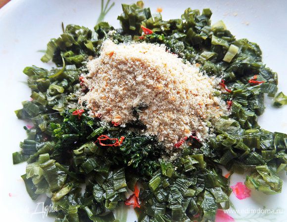 Насыпать пару ложек в зелень.