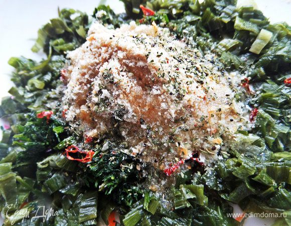 Добавить базилик, ложку масла и воду, хотя для размороженной зелени ее не надо.